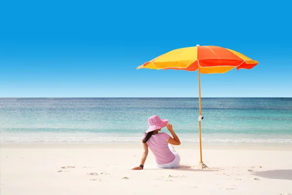 Relaxante na praia tropical — Fotografia de Stock