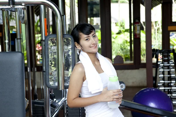 Schöne asiatische Frau in einem Fitnessstudio — Stockfoto