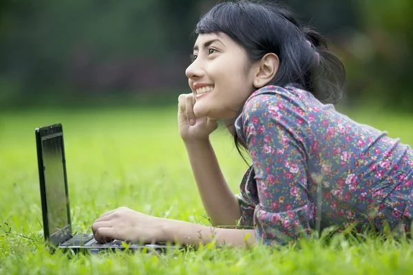 Nieformalny kobieta z laptopa — Zdjęcie stockowe