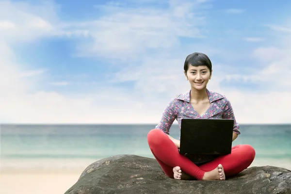 Mulher bonita com laptop na praia — Fotografia de Stock