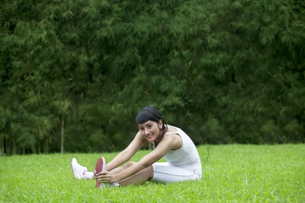 Mulher atraente alongamento ao ar livre — Fotografia de Stock