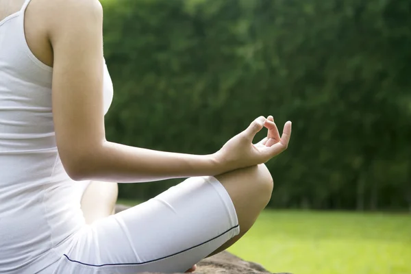 Yoga posição tiro ao ar livre — Fotografia de Stock