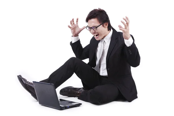 Empresário grita para seu laptop — Fotografia de Stock