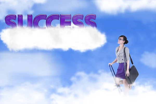 Femeie de afaceri cu cuvânt de succes peste nor — Fotografie, imagine de stoc