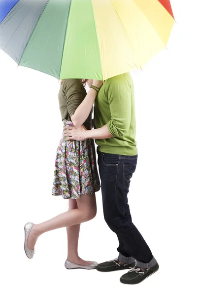 Pareja besándose bajo el paraguas — Foto de Stock