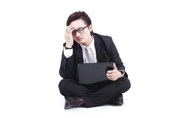 Uomo d'affari malato siede sul pavimento con il suo computer portatile — Foto Stock
