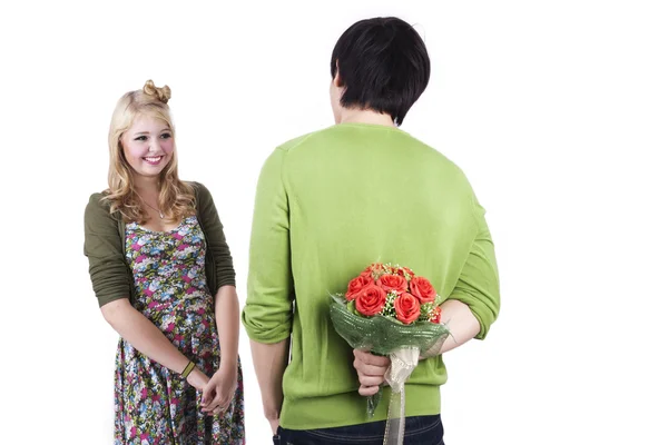Namorado surpreende sua namorada com um buquê de rosas — Fotografia de Stock