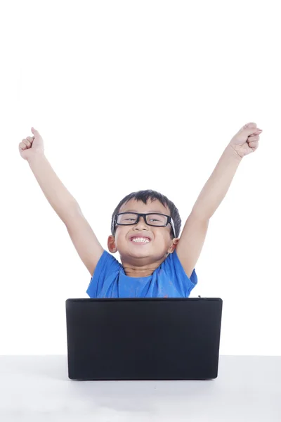 Asiático niño con portátil utilizando el ordenador portátil —  Fotos de Stock