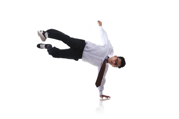 Hombre asiático con patada acrobática aislado en blanco —  Fotos de Stock