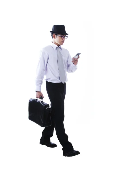 Podnikatel chůzi při používání mobilních telefonů — Stock fotografie