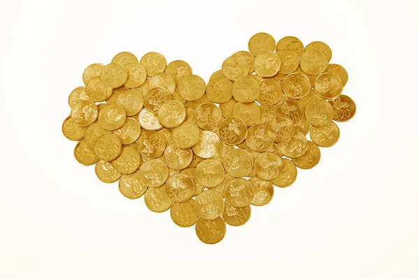 Изолированное сердце из золотых монет — стоковое фото