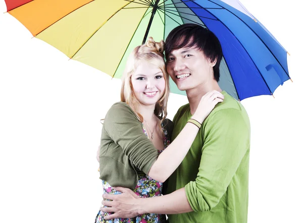 Smíšené rasy pár s deštníkem — Stock fotografie