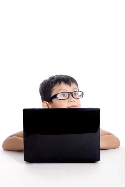 Chytrý asijské boy s notebookem — Stock fotografie