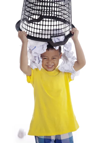 Мальчик играет с мусорным баком — стоковое фото