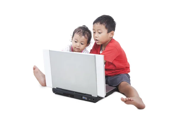 可爱的亚洲孩子与计算机 — 图库照片