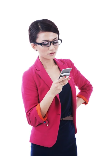 Bizneswoman korzystająca z telefonu — Zdjęcie stockowe