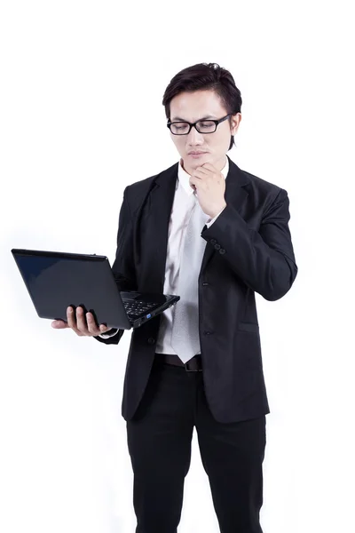 Thougtful zakenman met behulp van laptop — Stockfoto