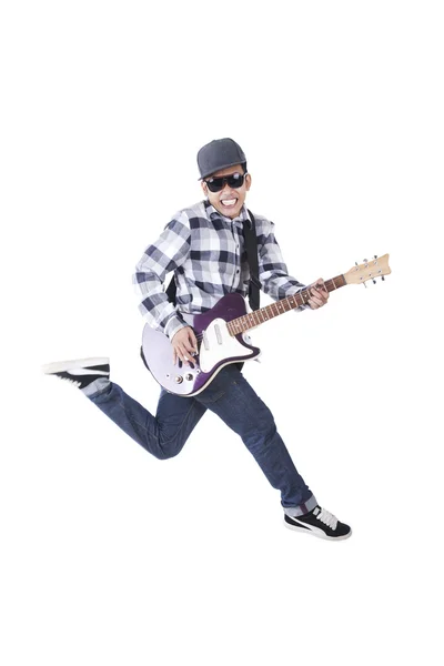 Man springen met elektrische gitaar — Stockfoto
