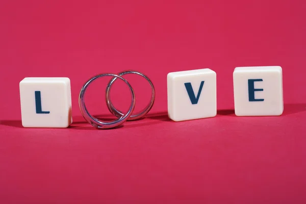 Láska koncept s snubní prsteny — Stock fotografie