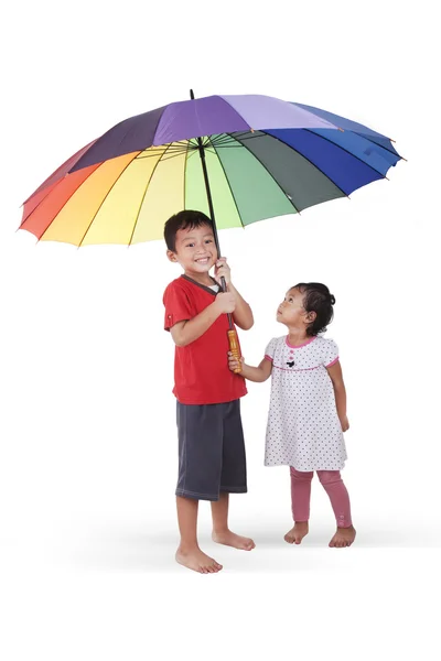 Kinder mit Regenschirm — Stockfoto