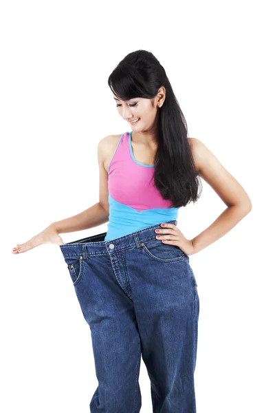 Asiática mujer usando un viejo jeans — Foto de Stock