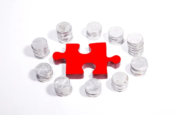 Puzzle rosso con monete d'argento — Foto Stock