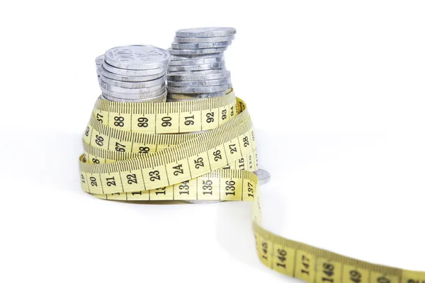 Medição de dinheiro com fita métrica — Fotografia de Stock