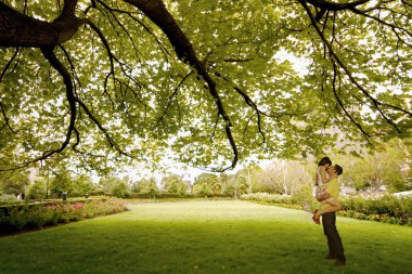 Kiss under the tree clipart