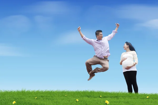 Feliz padre saltando — Foto de Stock