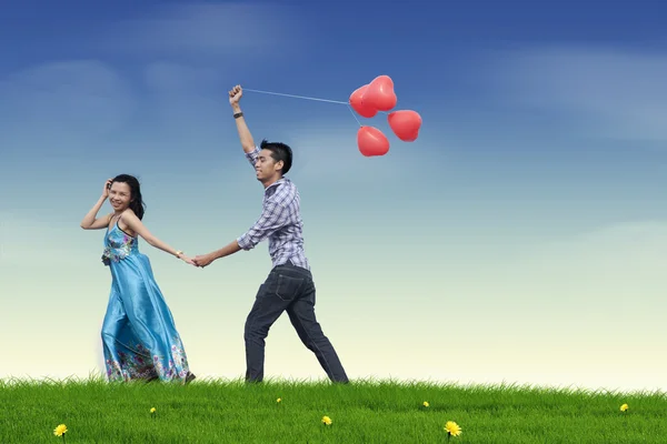 Liefde paar met ballon — Stockfoto