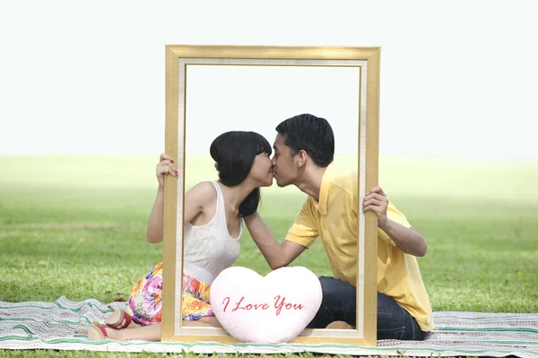 Os amantes se beijando no parque — Fotografia de Stock
