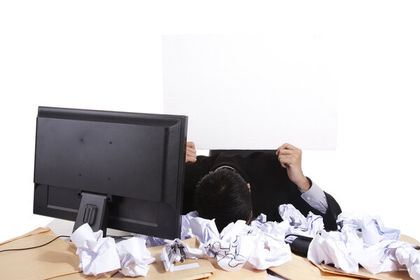 Бизнесмен показывает чистую доску
