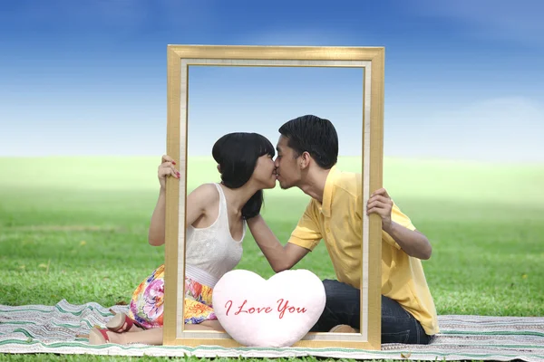 Gli amanti che si baciano nel parco — Foto Stock