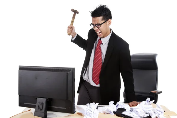 Homem de negócios louco batendo seu computador — Fotografia de Stock
