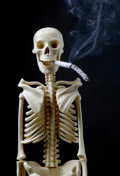 退出与香烟吸烟概念骨架 — 图库照片