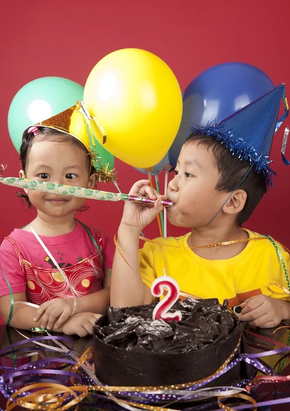 Брат и сестра празднуют день рождения 2 — стоковое фото