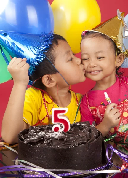 Geschwister feiern Geburtstag — Stockfoto