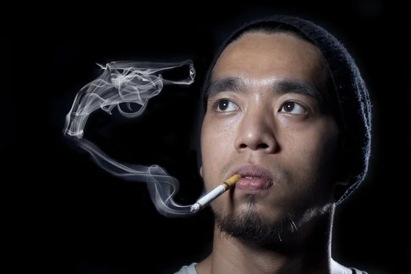 喫煙を殺すピストルを持つ概念男 — ストック写真