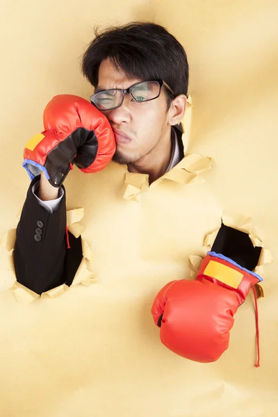 Üzletember nyomja az arcát, boksz-kesztyű — Stock Fotó
