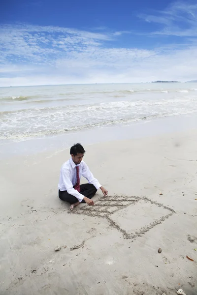 Desenhar um laptop na areia — Fotografia de Stock