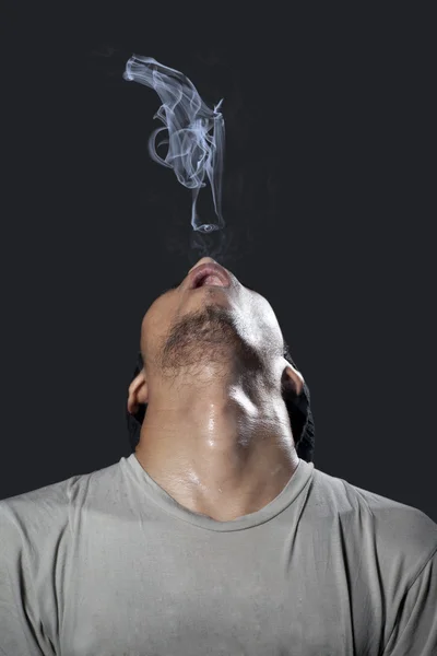 Человек с пистолетом из дыма — стоковое фото