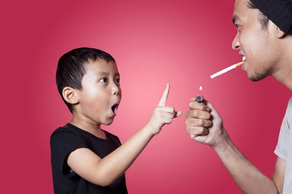 Aziatisch jongen vraagt zijn vader om te stoppen met roken — Stockfoto