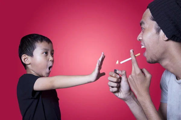 Roztomilý chlapec ptá kuřák přestat kouřit — Stock fotografie