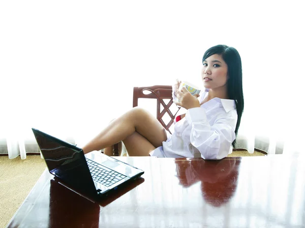 Сексуальна бізнес-леді з ноутбуком — стокове фото