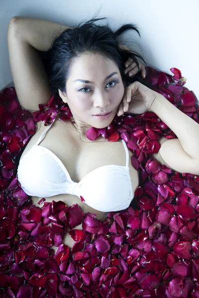 Mujer baño flor — Foto de Stock