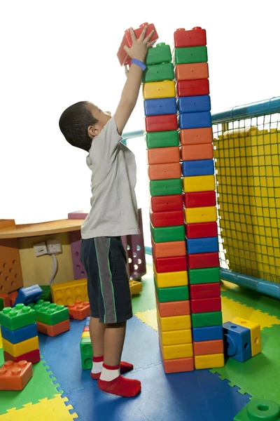 少年は、真剣に塔のブロックを構築します。 — ストック写真