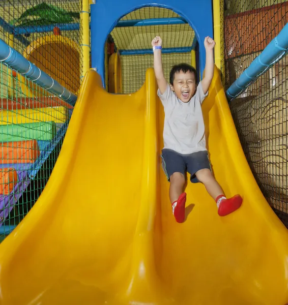 Gelukkige jongen op de speelplaats — Stockfoto