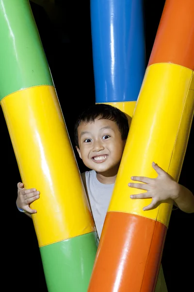Ευτυχισμένο μικρό αγόρι με εξοπλισμό παιδικής χαράς — Φωτογραφία Αρχείου