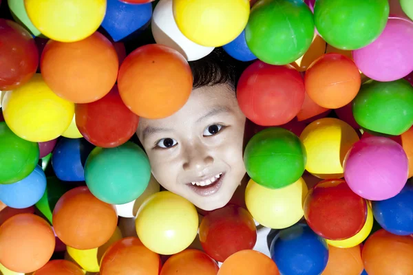 Cara pequena feliz na bola — Fotografia de Stock