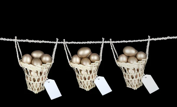 Zet uw eieren op verschillende manden met kopie ruimte — Stockfoto